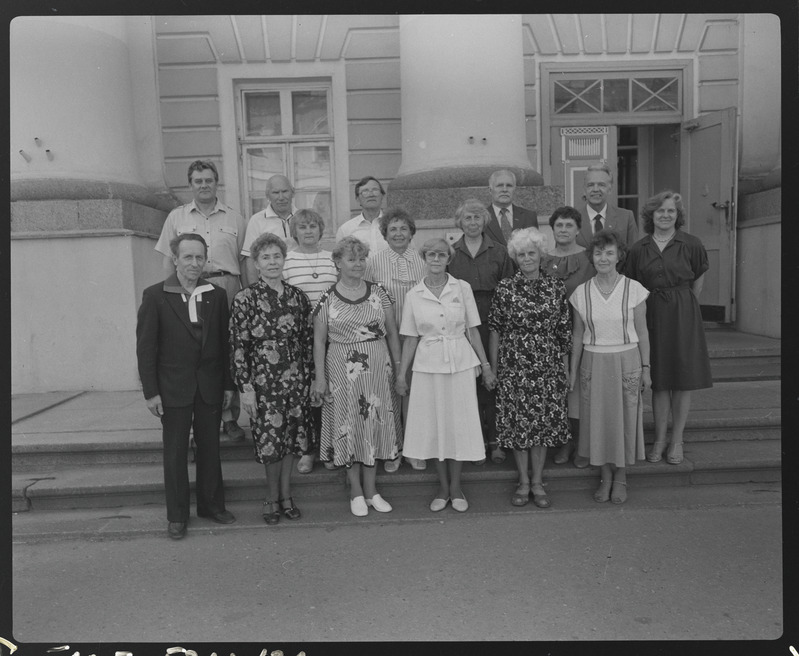 Tartu ülikooli kehakultuuriteaduskonna 60. aastapäev. Vilistlaste grupid ülikooli peahoone ees. 30. mai 1988. a.