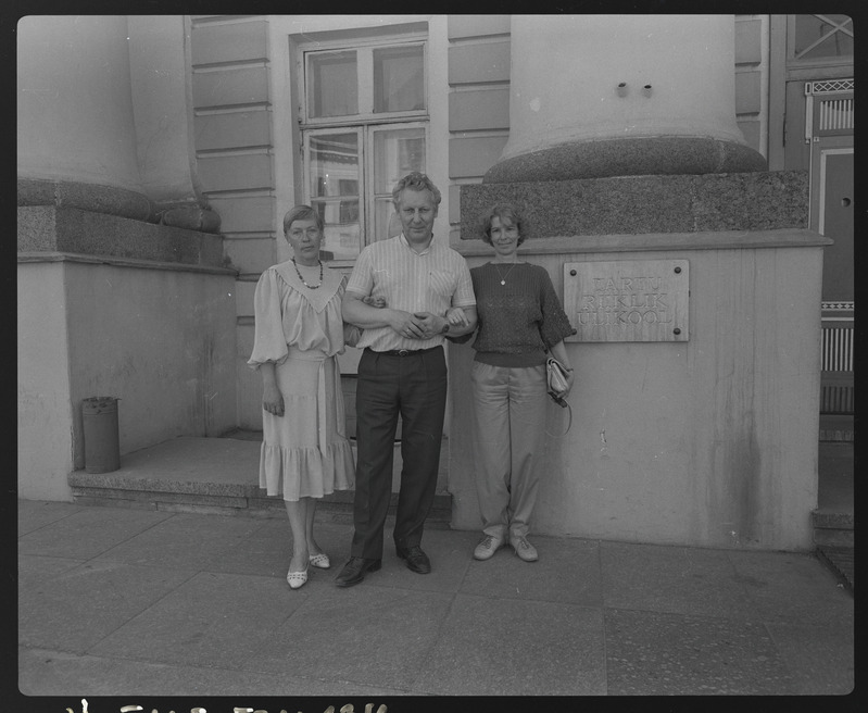 Tartu ülikooli kehakultuuriteaduskonna 60. aastapäev. Vilistlaste grupid ülikooli peahoone ees. 30. mai 1988. a.