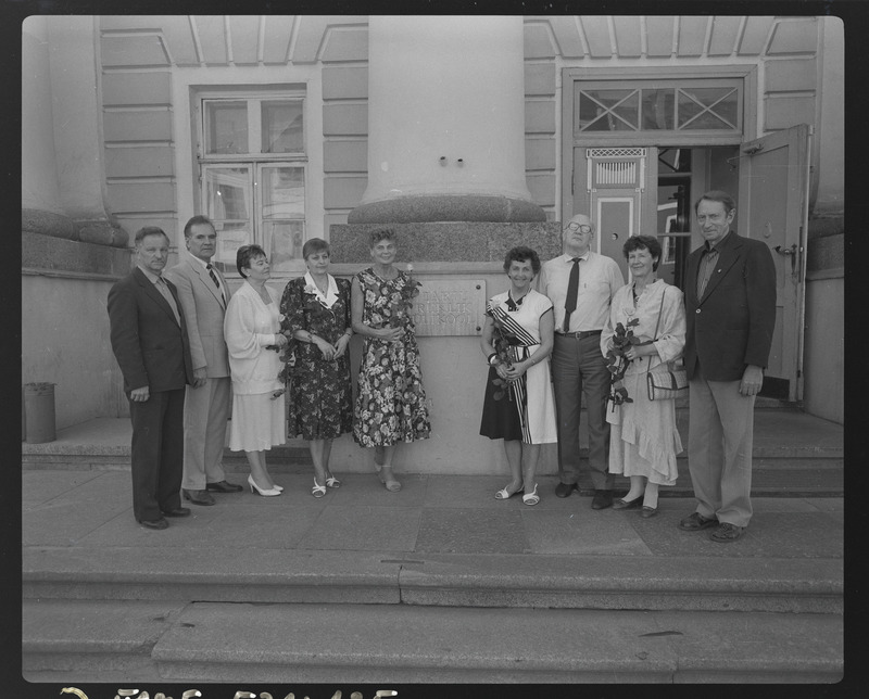Tartu ülikooli kehakultuuriteaduskonna 60. aastapäev. Vilistlaste grupid ülikooli peahoone ees. 30. mai 1988. a.