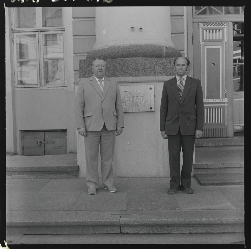 Tartu ülikooli kehakultuuriteaduskonna 60. aastapäev. Vilistlaste grupid ülikooli peahoone ees. 30. mai 1988. a.