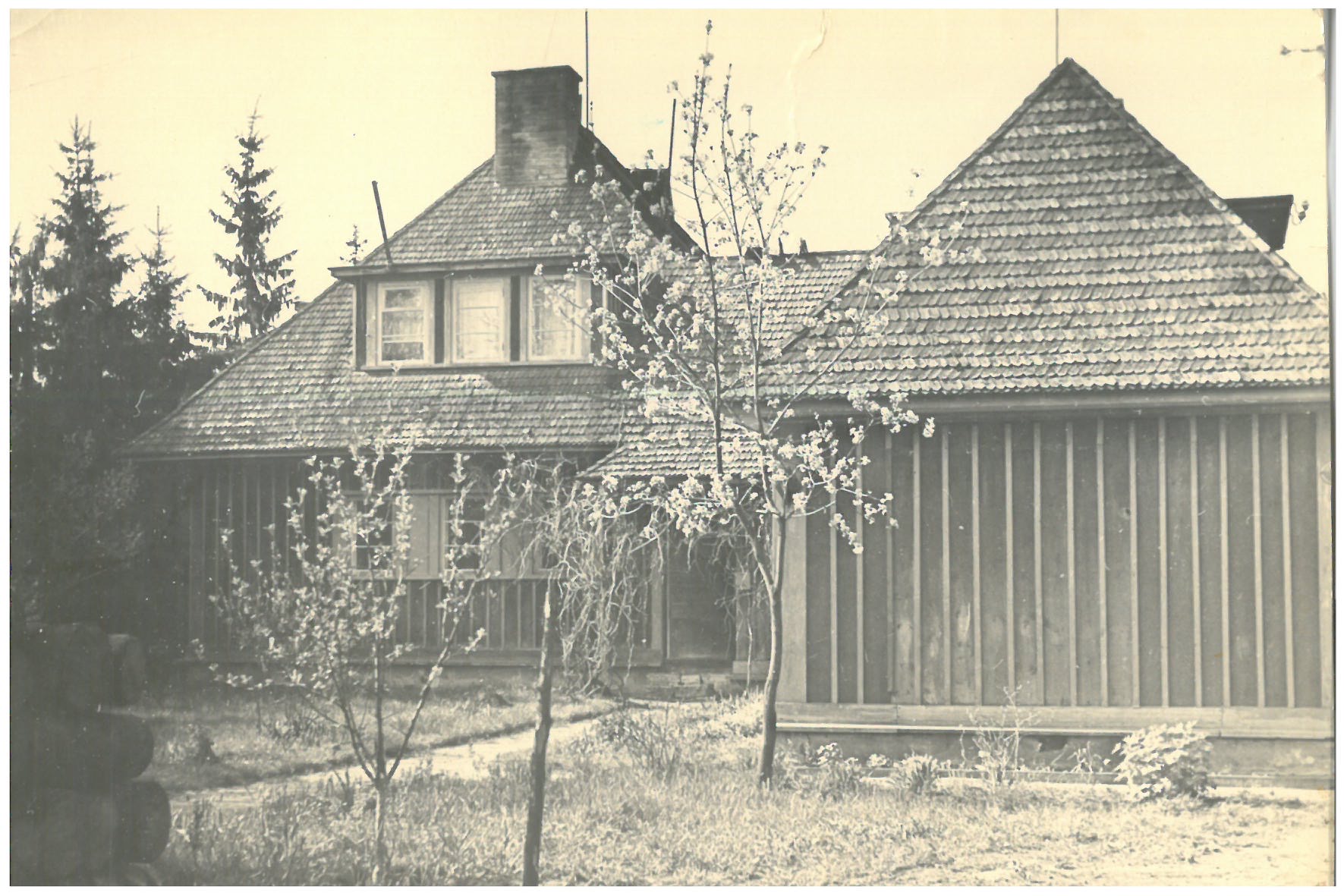 Harri Velbri eramu Pääskülas, Kastani 9. Arhitekt Edgar Velbri. Pildistatud 1938-1969
