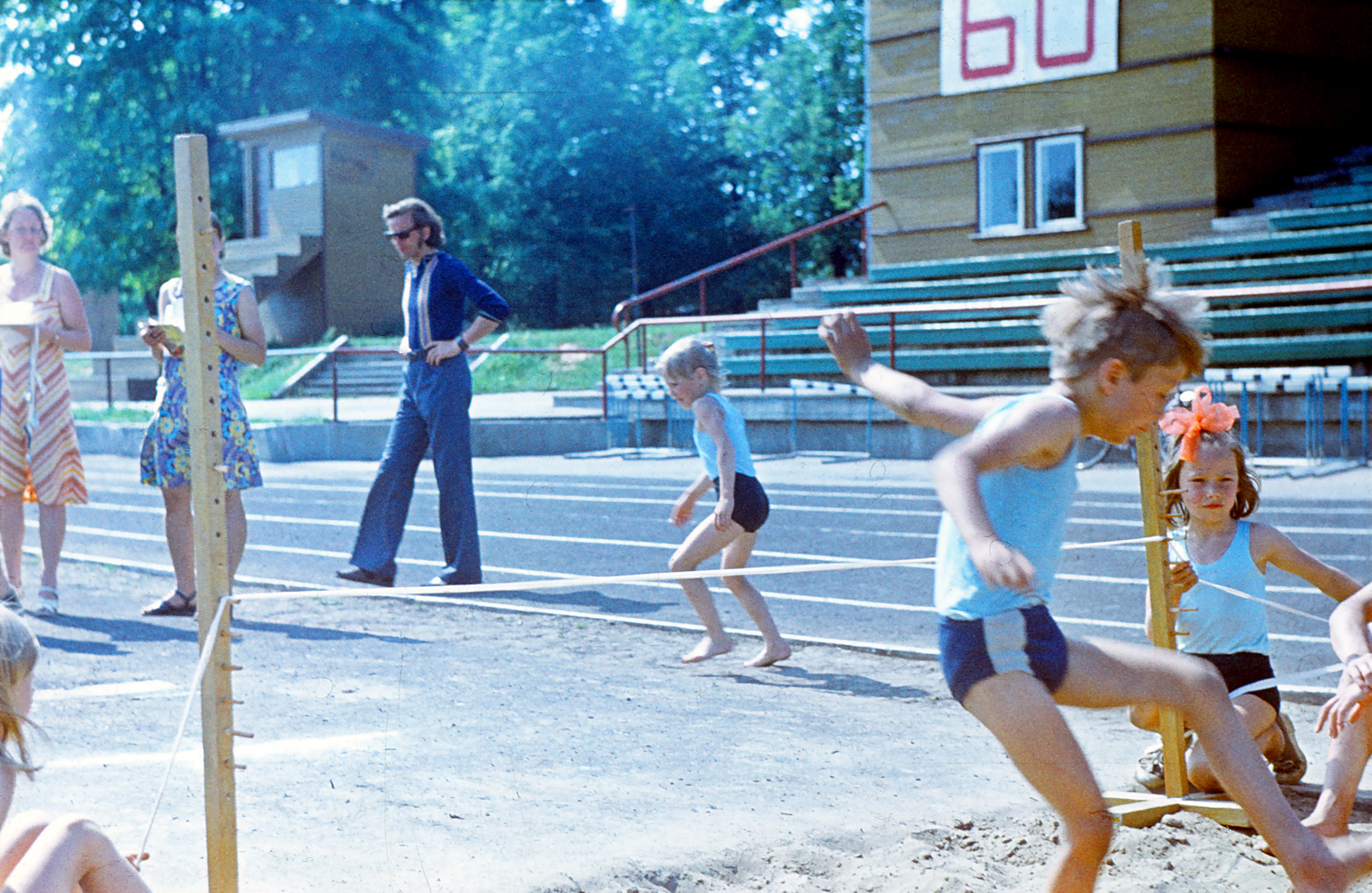 Tartu II Lastepäevakodu spordivõitlused Tamme staadionil, juuni 1975