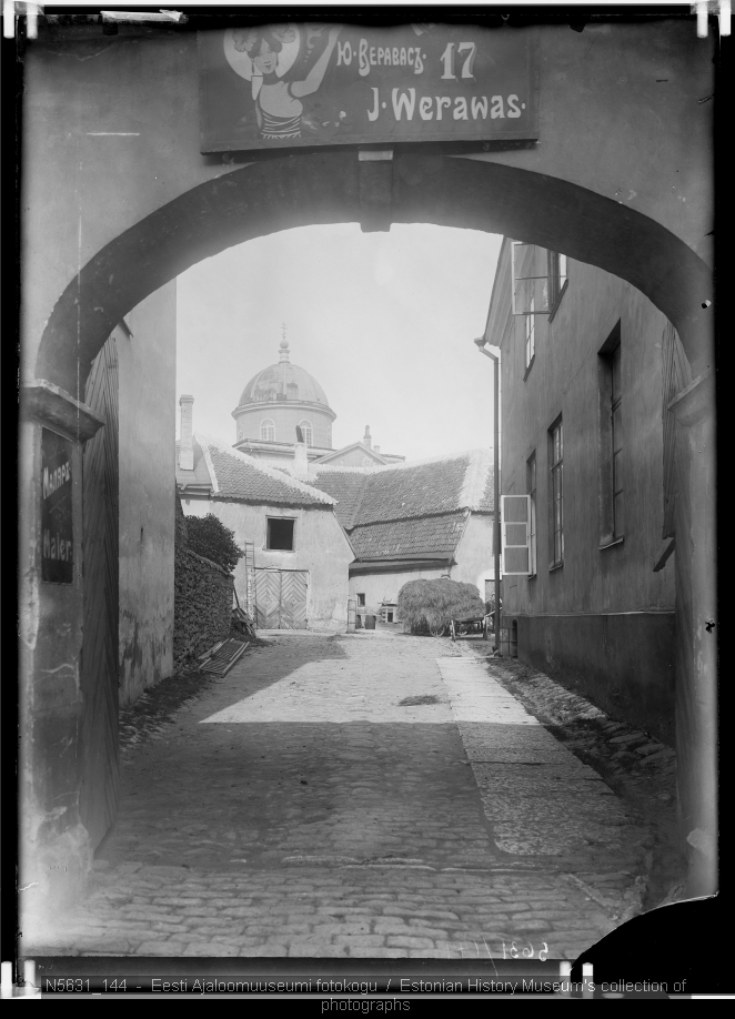 Vaade vanadele hoonetele, tagaplaanil Kloostri(?) kiriku torn.