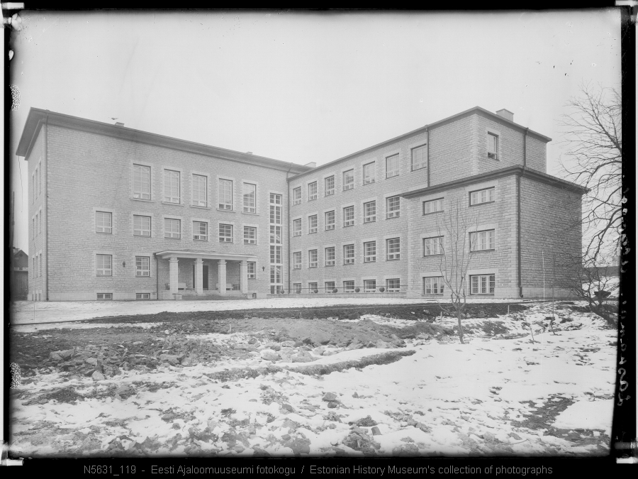 Lasnamäe algkool. Ehitatud 1936, arhitekt: H. Johanson.