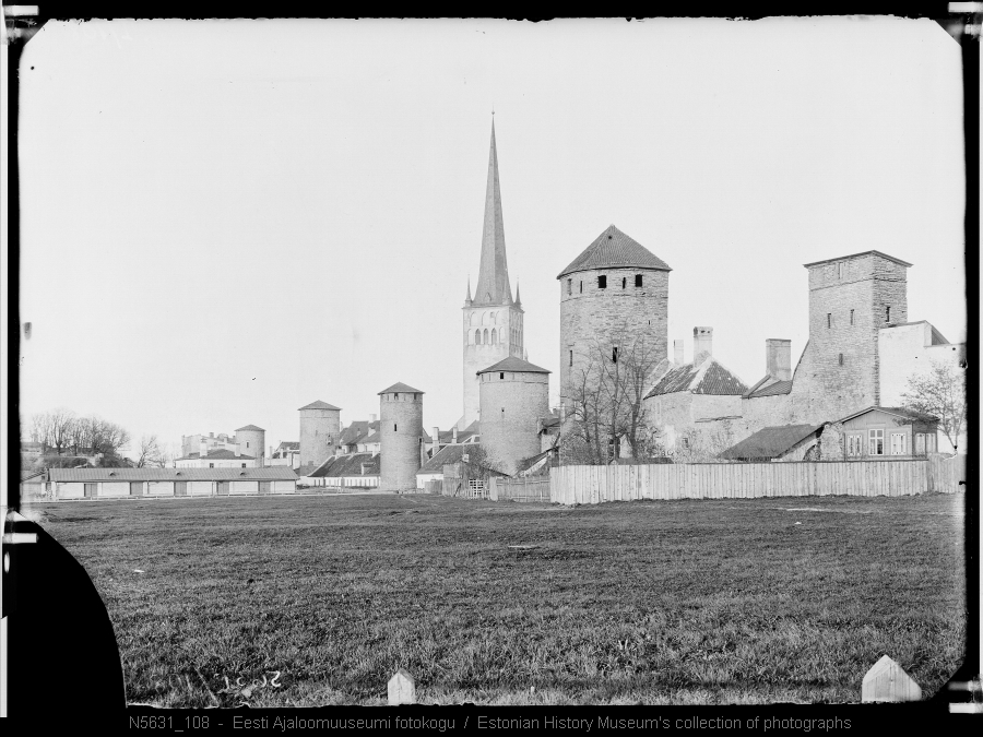 Vaade linnamüürile ja tornidelening Oleviste kirikule Tornide väljakult.