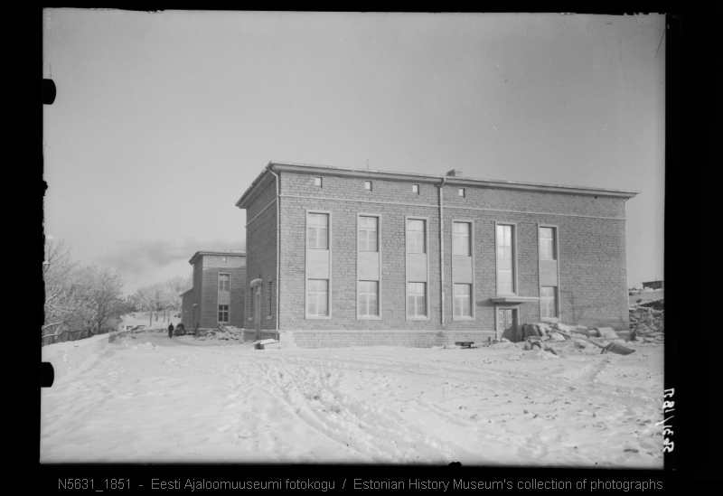 Paekivist kasarmud Weizenbergi tänava lõpus.