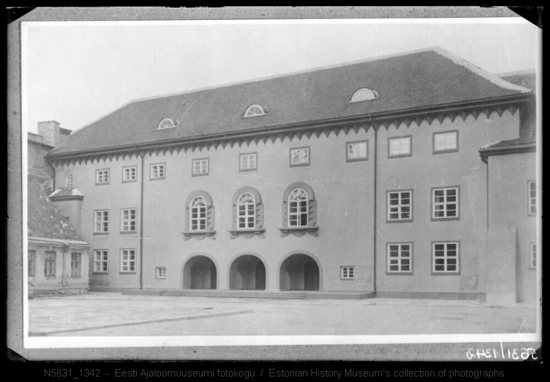 Riigikogu hoone, eestvaade.