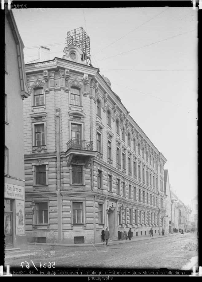 Hoone Apteegi ja Vene tänava nurgal. Postkontor.