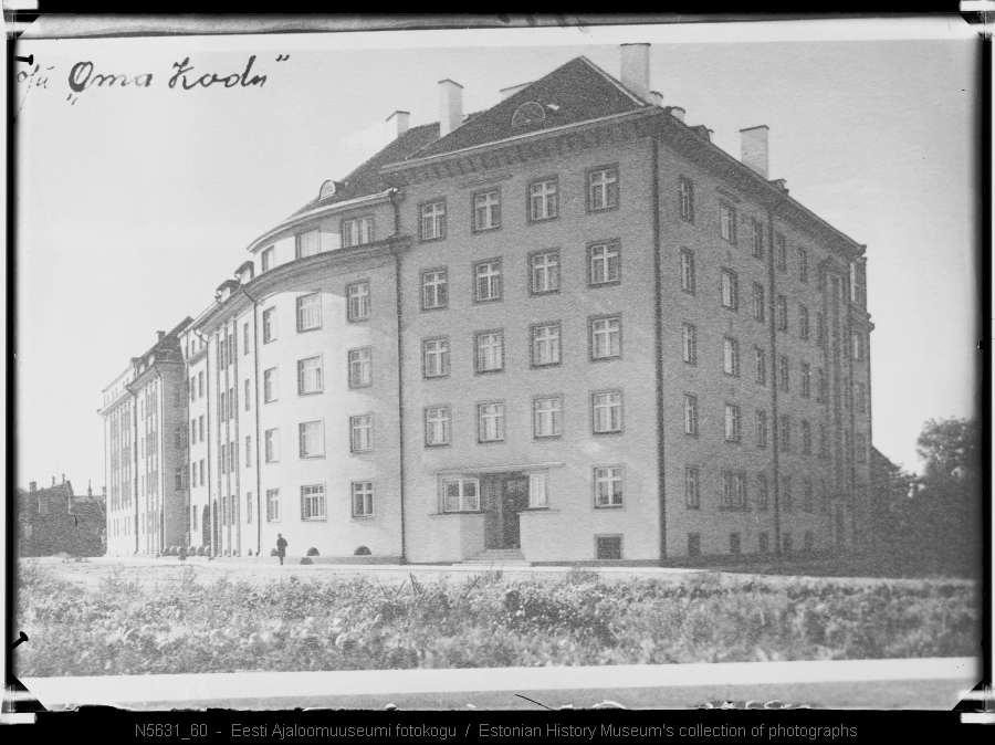 Hoone Jannseni (Wiiralti) ja Gonsiori tänava nurgal, OÜ "Oma Kodu" (postiteenijate ehitusühing).  Ehitatud 1923-24,1929-30; arhitekt: H. Johanson.