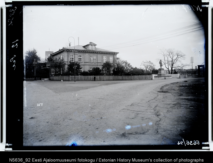 Mälestussammas Kreenholmi Manufaktuuri asutajale Ludwig Koop` ile (M.Tsizov, 1891).Tagaplaanil direktor Schowcrossi maja.