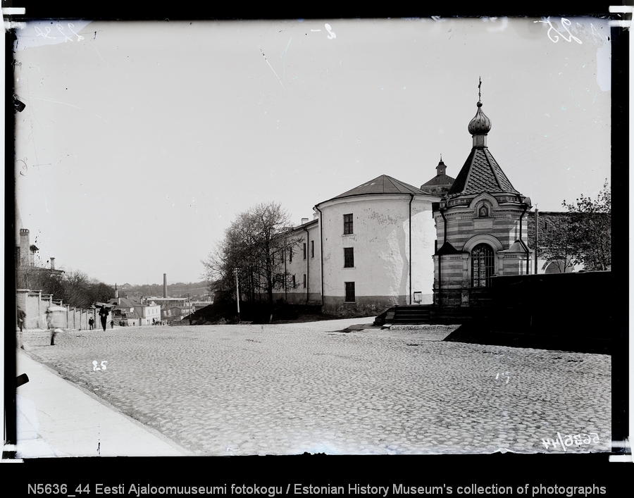 Vaade piki Hermanni tänavat ida suunas. Paremal ap.- õigeusu  kabel, Hermanni kindluse Suure eelhoovi värav ja kasarmud.