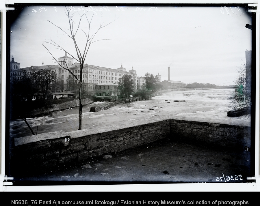 Kreenholm. Vaade vasakpoolsele kosele (väike juga) ja Vana-Vabrikule põhjst.