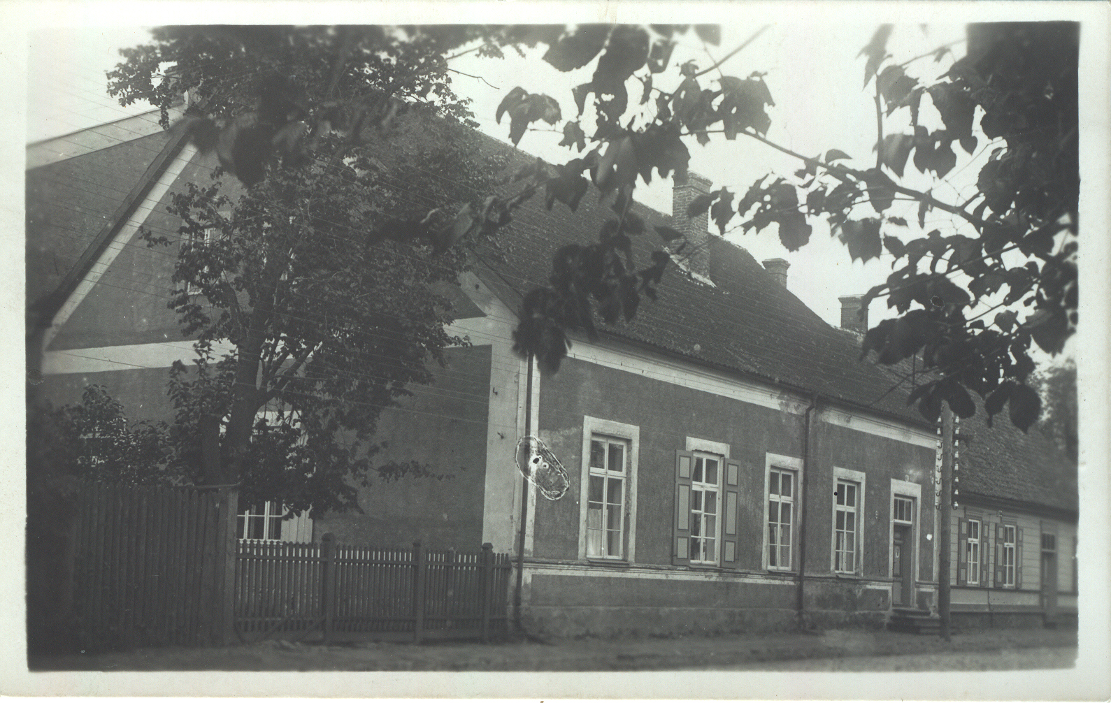 Fotopostkaart. Võru. Endine Võru Poeg- ja Tütarlaste Gümnaasiumi maja.