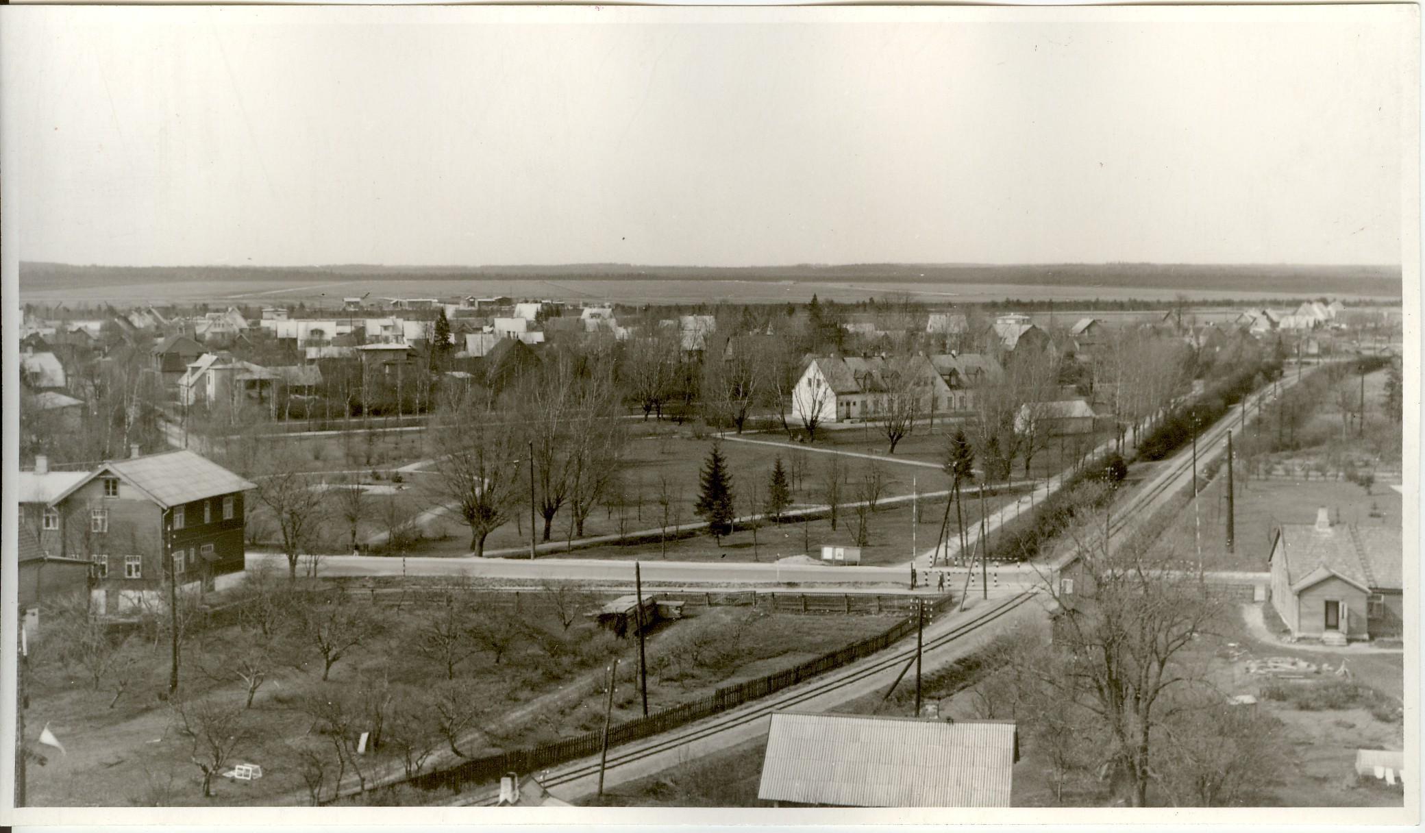 foto, Paide Pärnu tänav ja raudtee  1960-ndatel a. Tagaplaanil Lembitu park