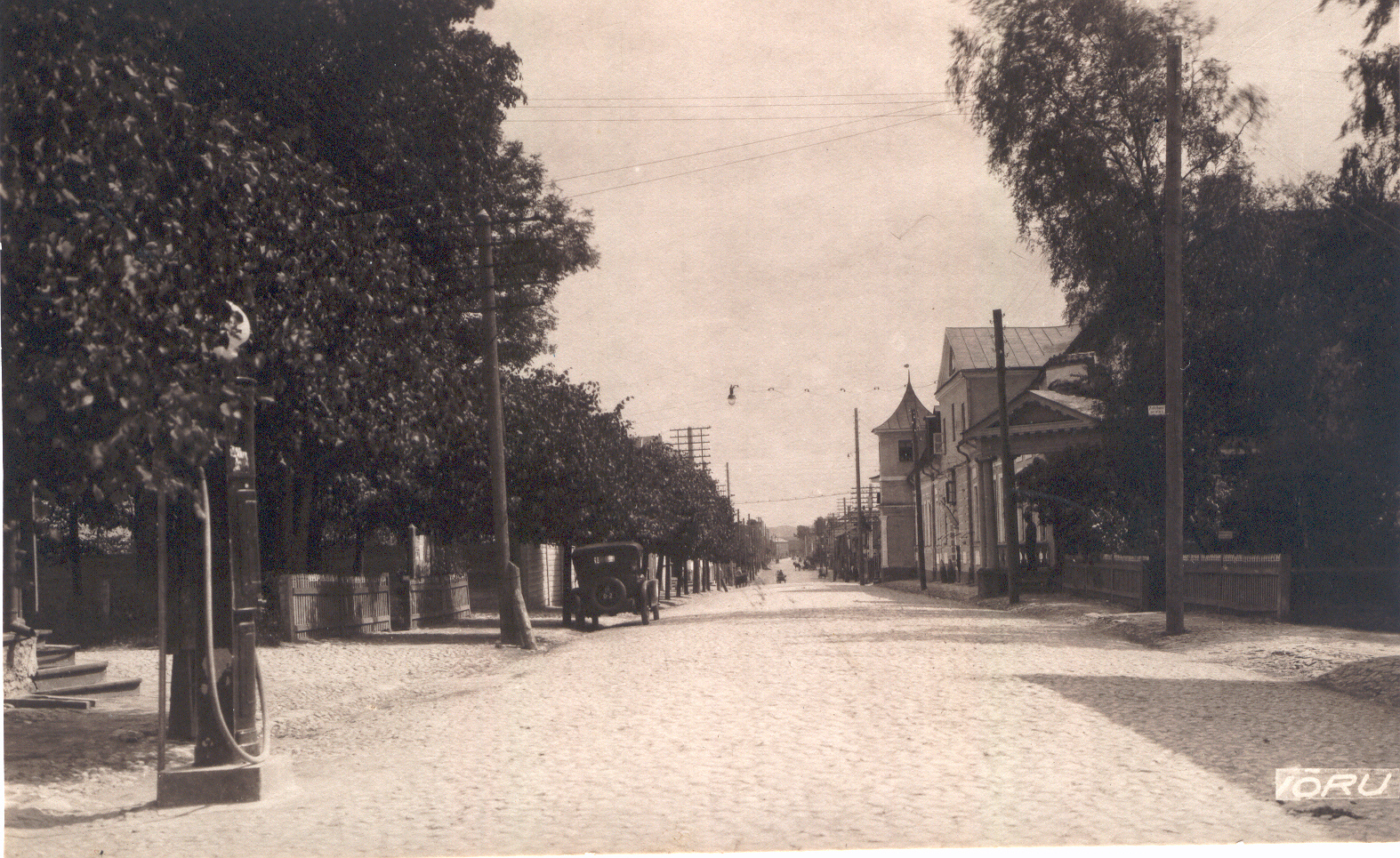 Fotopostkaart. Kreutzwaldi tänav. (esiplaanil bensiinitankla,paremal endine Krümmeri koolimaja) 1930.a. Parikaste foto.