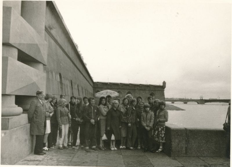 Foto. Haapsalu Rajooni Sidesõlme töötajad ekskursioonil Leningradi 1980. Peeter-Pauli Kindlus.