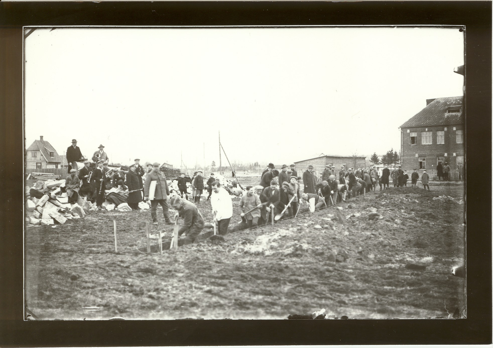 foto, Paide rahvamaja vundamendikraavi rajamine
