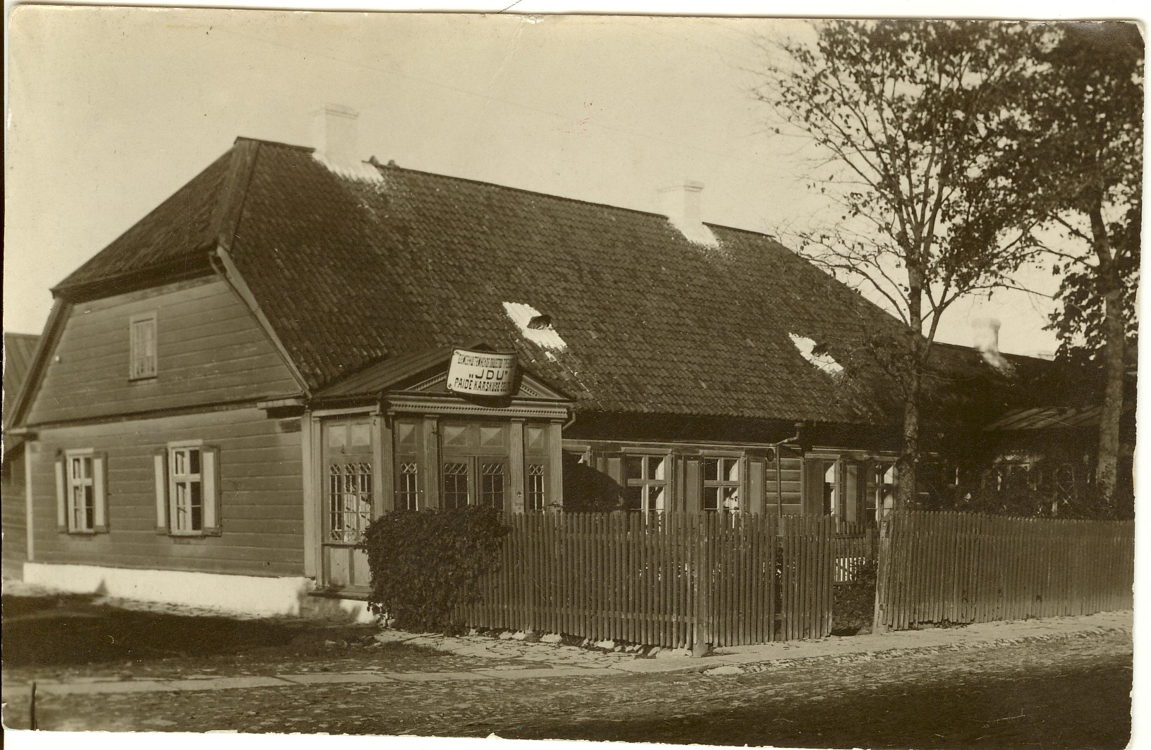 foto, "Idu" maja Paides Tallinna tänaval