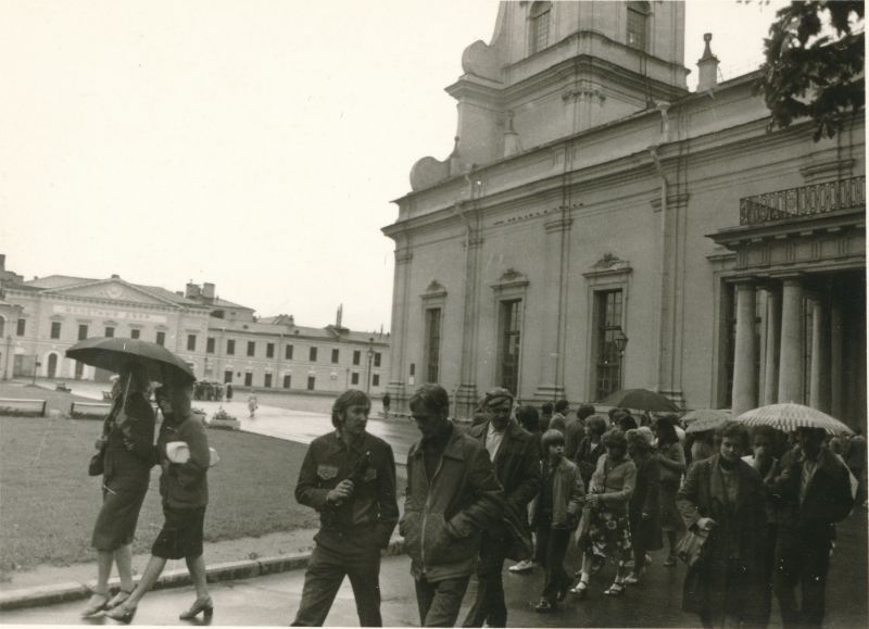 Foto. Haapsalu Rajooni Sidesõlme töötajad ekskursioonil Leningradi 1980. Peeter-Pauli Kindlus.