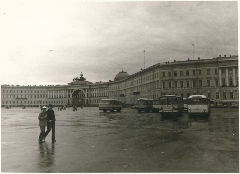 Foto. Haapsalu Rajooni Sidesõlme töötajad ekskursioonil Leningradi 1980. Peaväljak. Kindralstaabi peahoone.