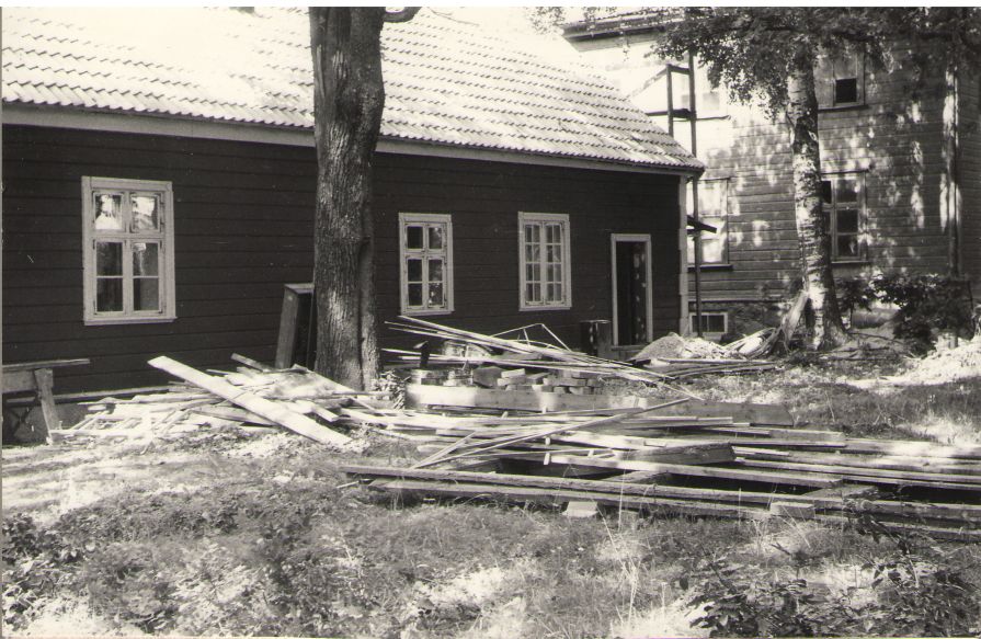 Foto. Vaade õuelt remonditavale Fr. R. Kreutzwaldi elumajale. Võru, 1986.