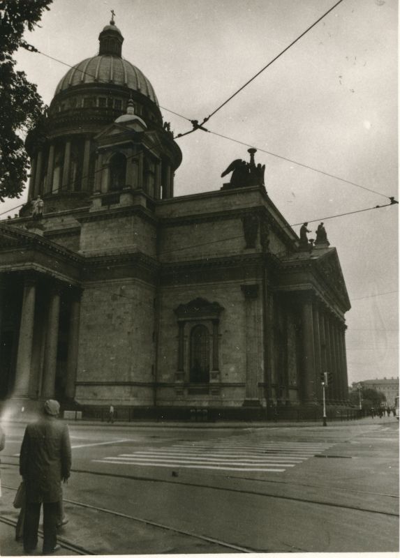 Foto. Haapsalu Rajooni Sidesõlme töötajad ekskursioonil Leningradi 1980. Iisaku katedraal.