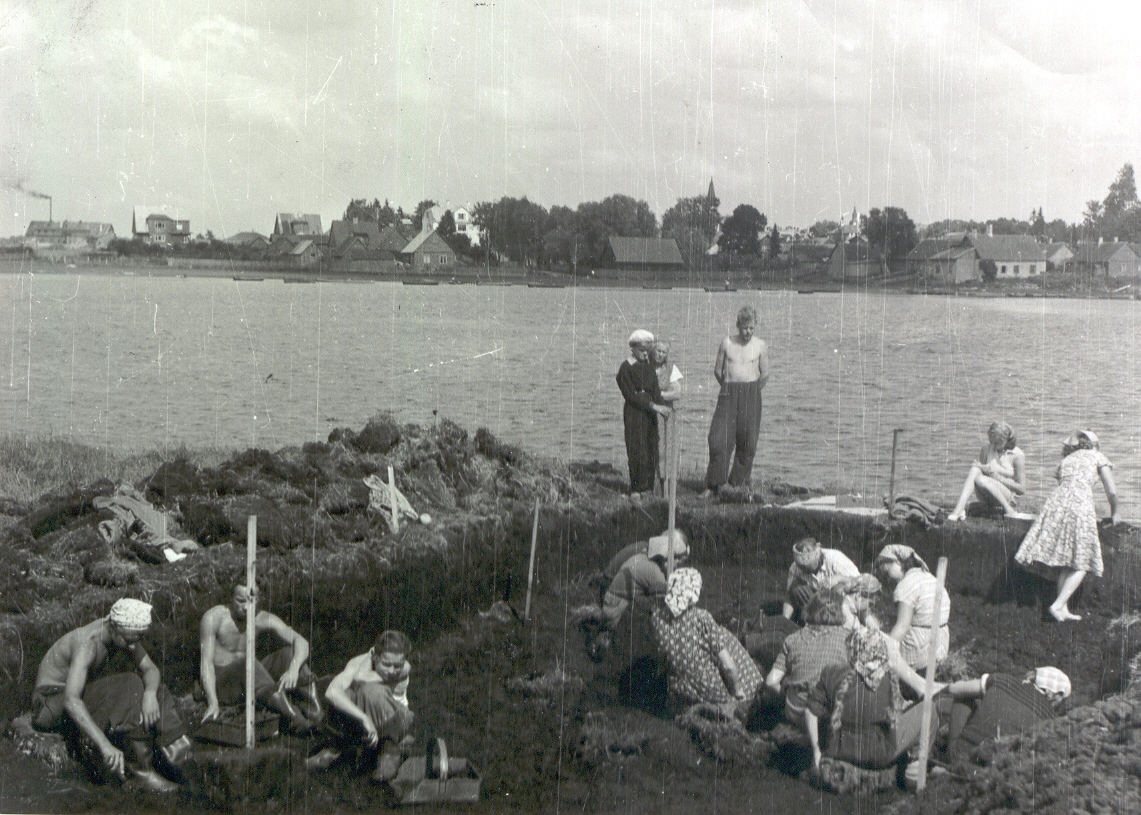 Foto. Võru. Arheoloogilised kaevamised Tamula neoliitilisel asula kohal 1957.a.