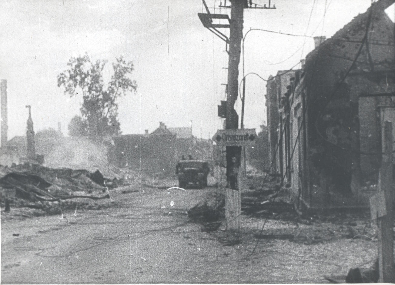 Foto. Võru vabastamine 1944.a. augustis. Vaade  Tartu tänavale  Tamula järve suunas.