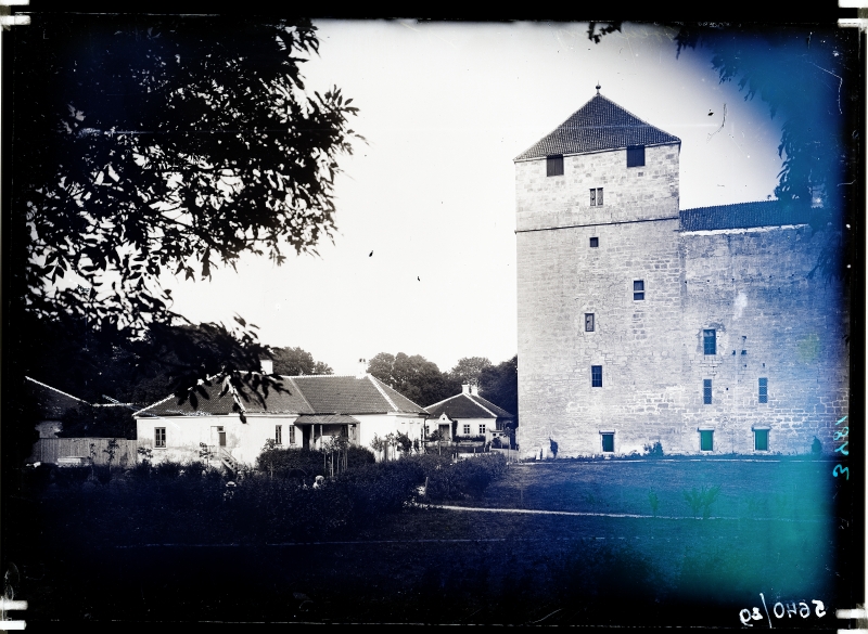 Vaade Kuressaare lossi kaitsetornile ja garnosonihoonetele.