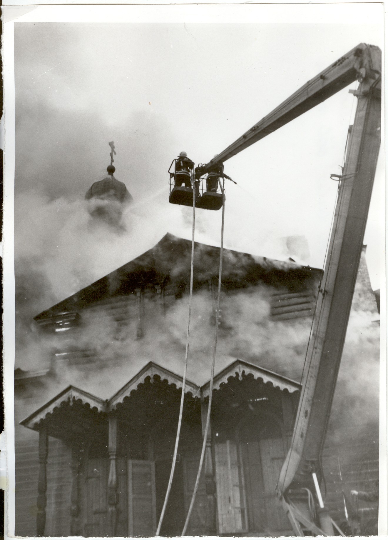 foto, tulekahju Paide vene õigeusu kirikus 19.04.1993.a.