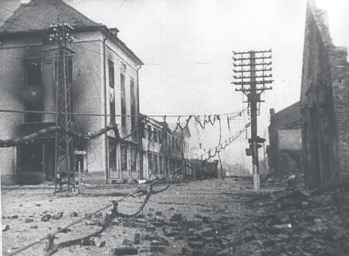 Foto. Võru vabastamine 1944.a. augustis. Purustused  Jüri ja Tartu tänavate nurgal.