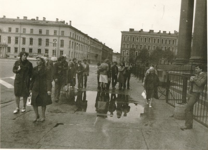 Foto. Haapsalu Rajooni Sidesõlme töötajad ekskursioonil Leningradi 1980. Iisaku katedraali juures.