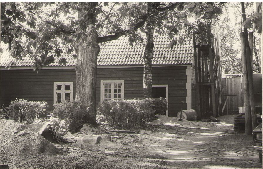 Foto. Vaade õuelt Fr. R. Kreutzwaldi remonditava elumaja köögipoolsele otsale. Võru, 1986.