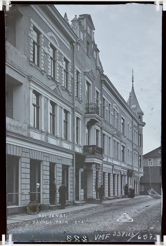 fotonegatiiv, Viljandi, Lossi tn 26, hoones ka Sakala Pank u 1920 foto J.Riet