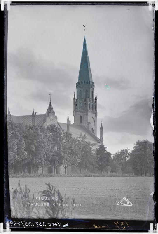 fotonegatiiv, Viljandi, Pauluse kirik puude taga