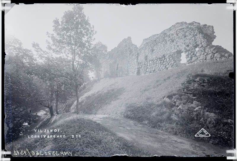 fotonegatiiv, Viljandi, II Kirsimäe nõlv, teerada, müürid vastu I Kirsimäge