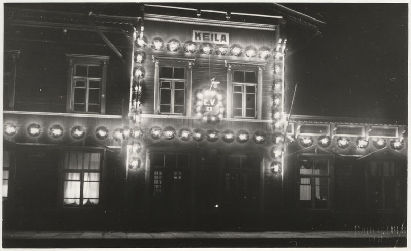Eesti Vabariigi XX aastapäeva kaunistused öisel Keila jaamahoonel