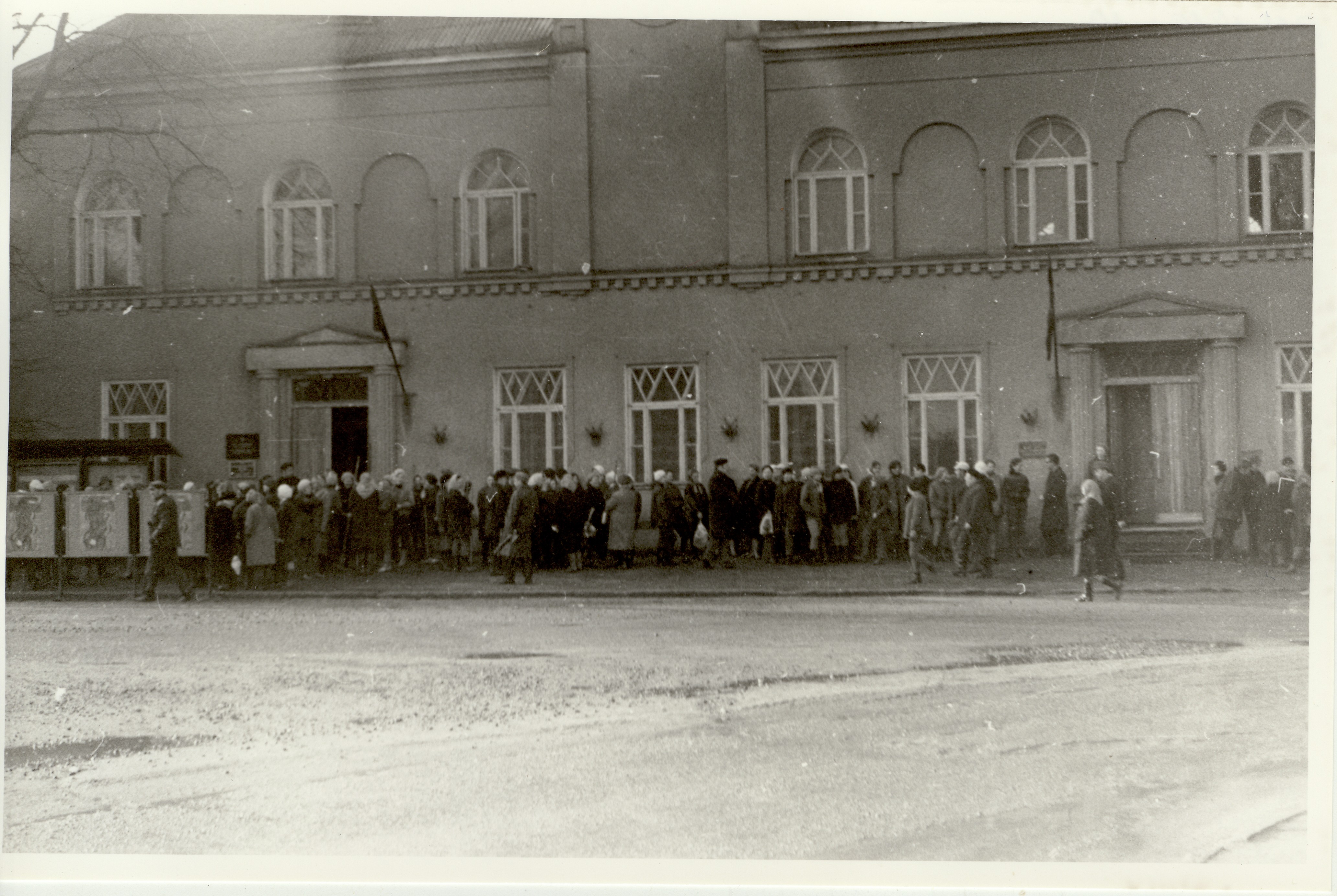 foto, hoogtööpäevak Paide bensiinijaama ümbruse korrastamiseks 1971.a.