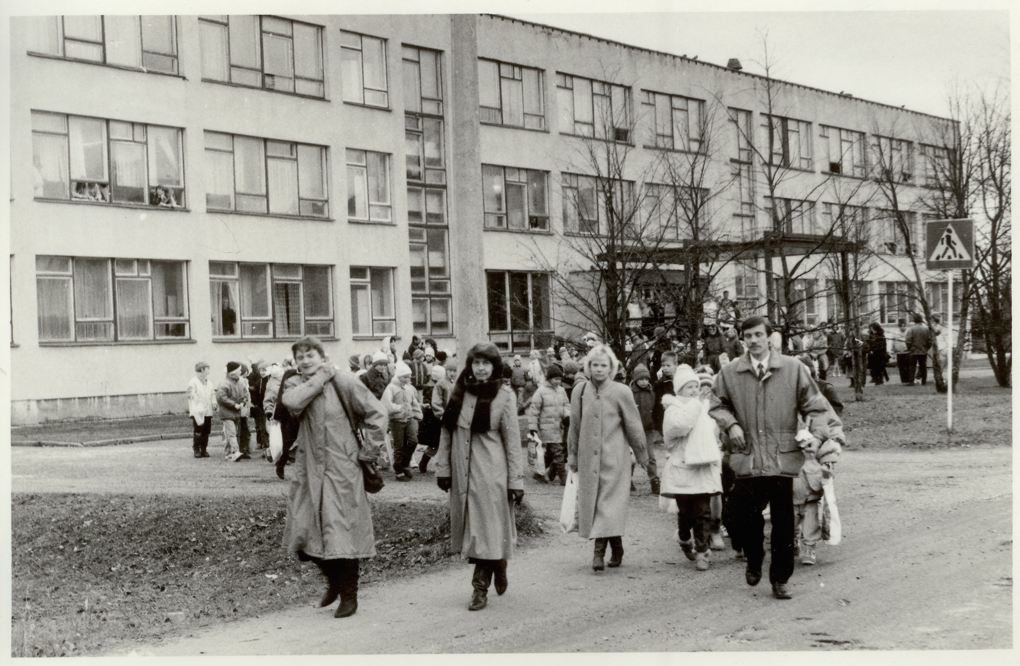 foto, Paide 3.Keskkooli - Ühisgümnaasiumi algklasside minek uude koolimajja 1994