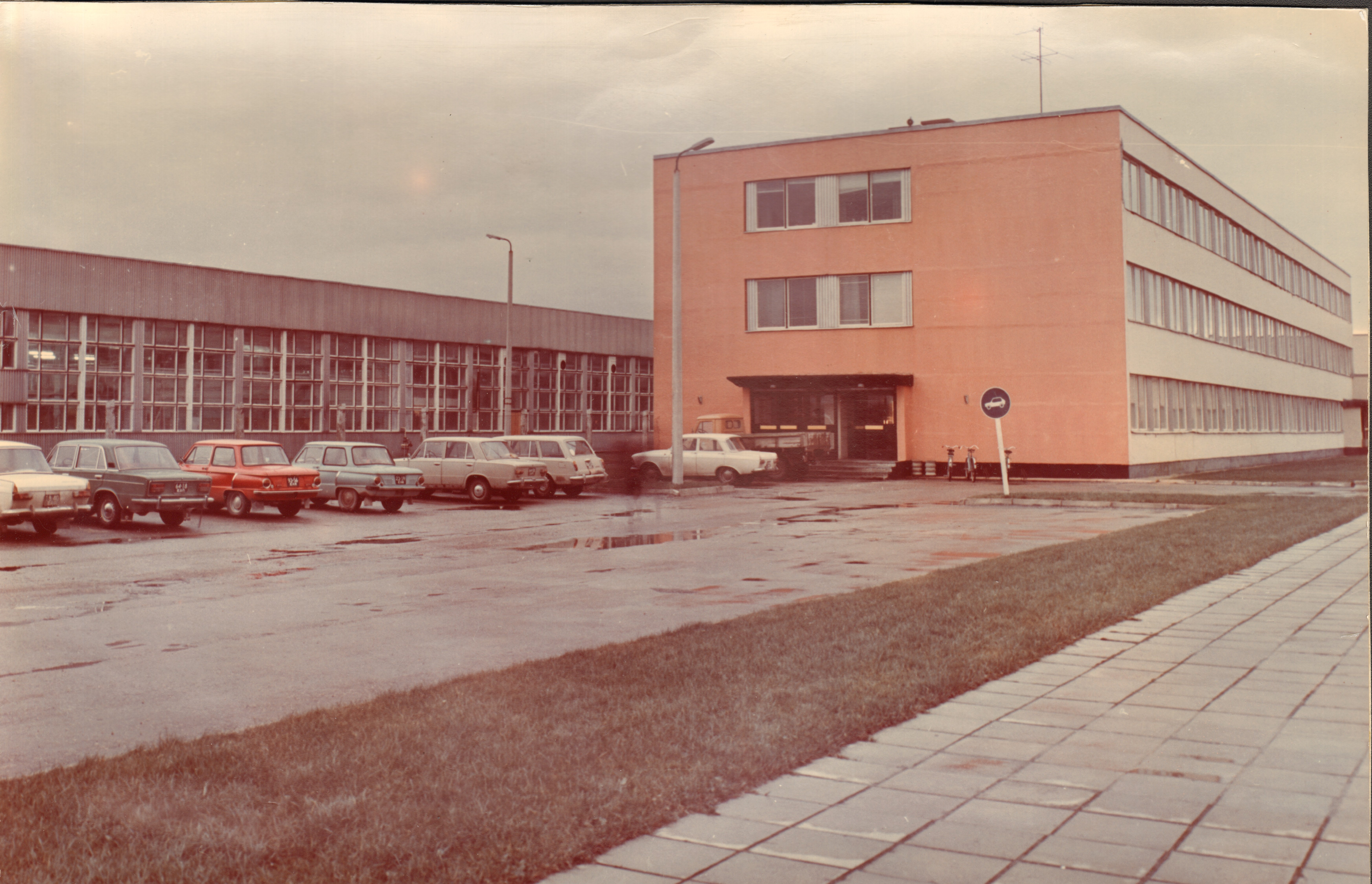 värvifoto, Paide Piimatoodete Kombinaadi administratiivhoone 1980-ndatel a. alguses
