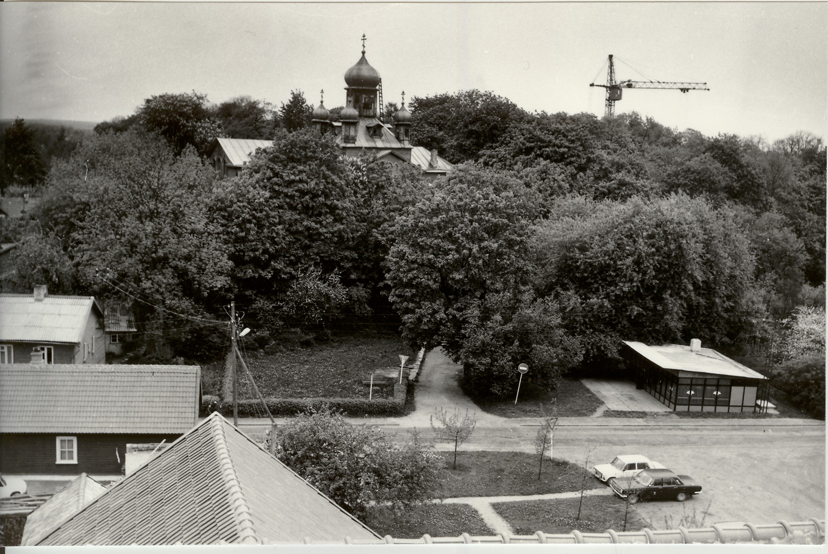foto, vaade kirikutornist Paide Vallimäele 1990.a.