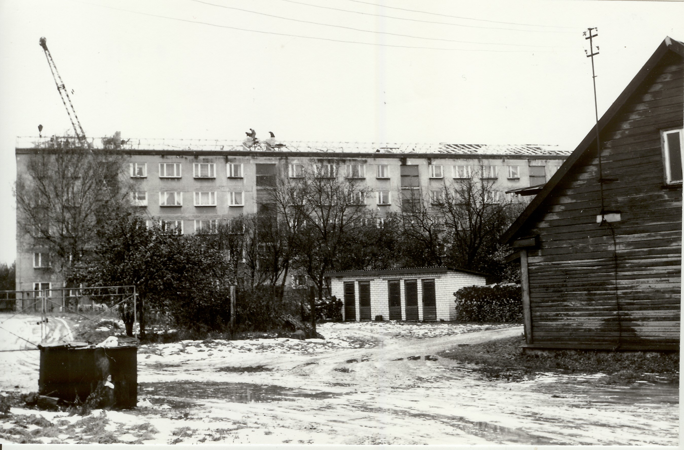 foto, Paide Väike-Aia 30 elumaja katuse remont 1992.a.