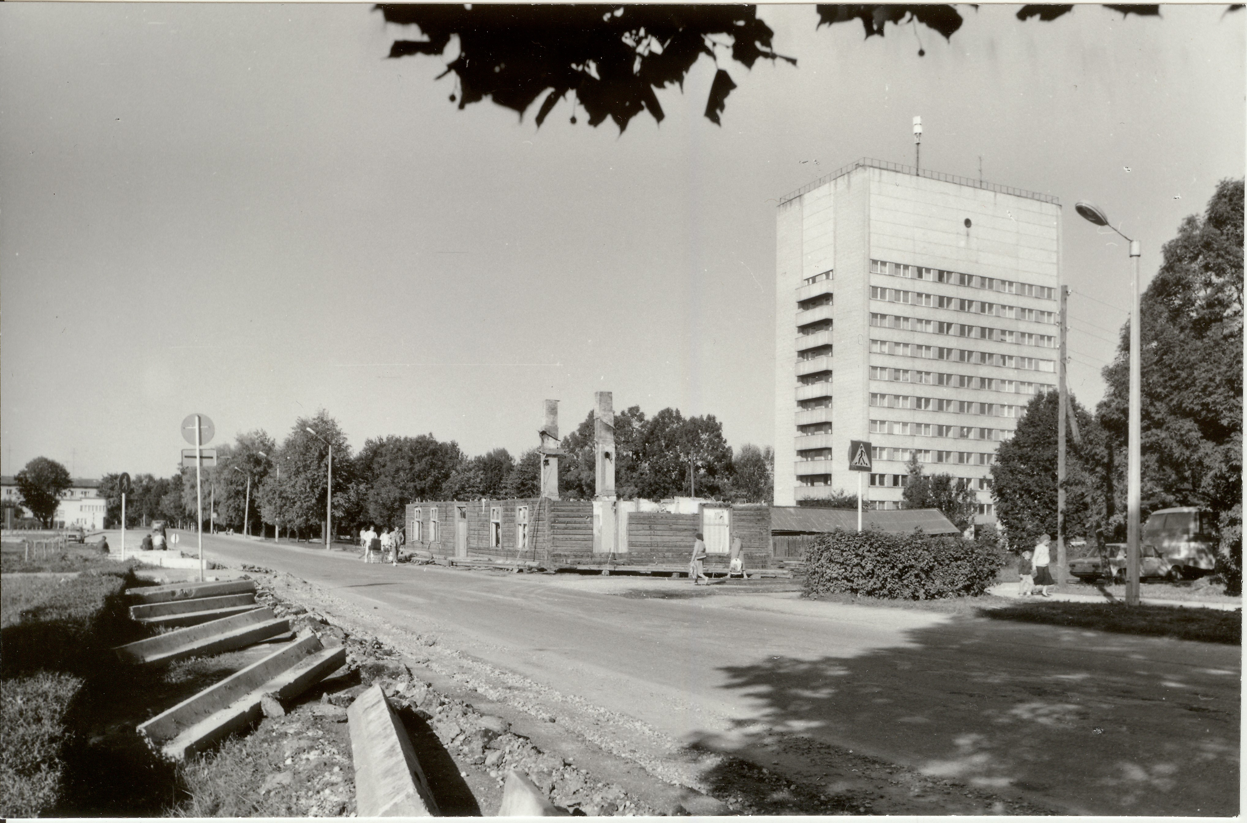 foto, puumaja lammutamine Paide Pärnu t. 1990.a.
