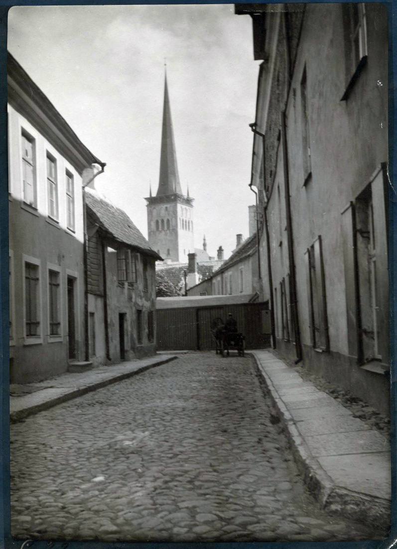 Tallinn, Kooli tänav, taga Oleviste kirik.