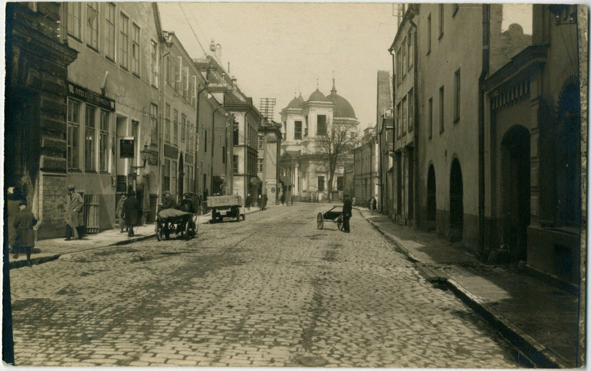 Tallinn, Vene tänav, tagaplaanil Pühavaimu kirik.