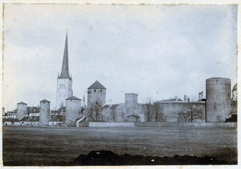 Tallinn, vaade linnamüürile ja Oleviste kirikule.