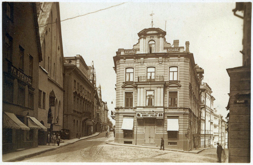 Tallinn, Pika tänava ja Pühavaimu tänava hargnemine, keskel endine Georg Stude maja.