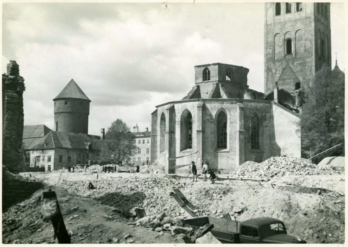 Tallinn, Harju tänava puhastamine varemeist, taga Niguliste kiriku varemed.