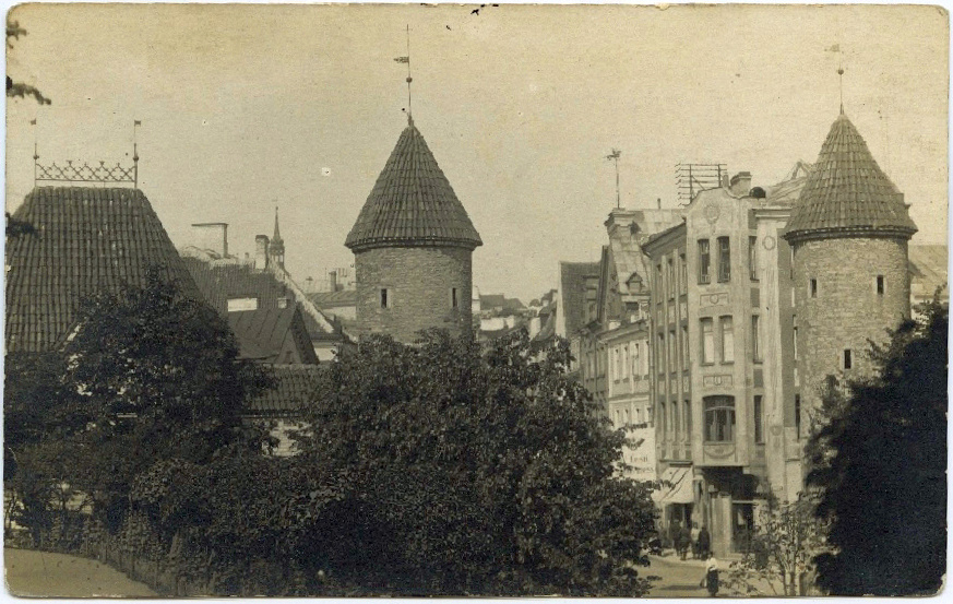Tallinn, vaade Viruvärava eelvärava tornidele.