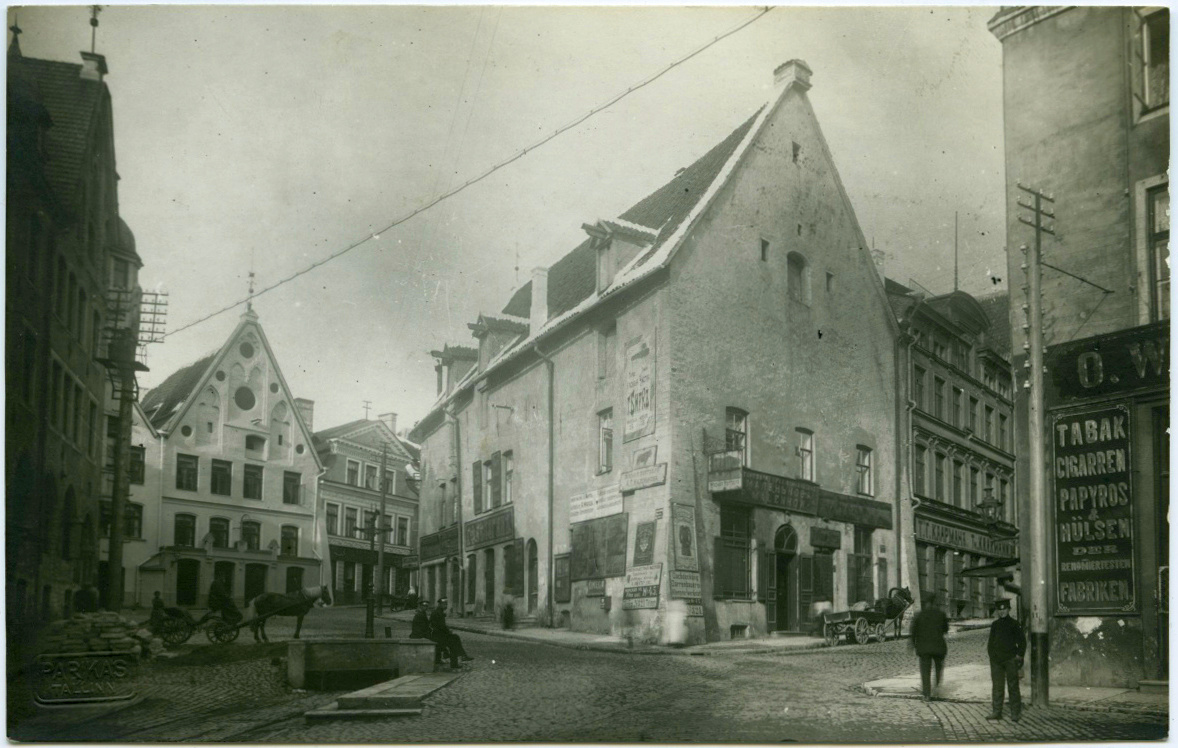 Tallinn, Vana turg, taga Pakkmaja, vasakul hoburaudtee.